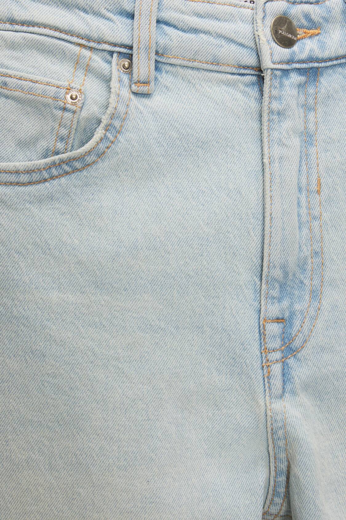 Closeup da cintura da mulher em jeans grandes de tamanho grande