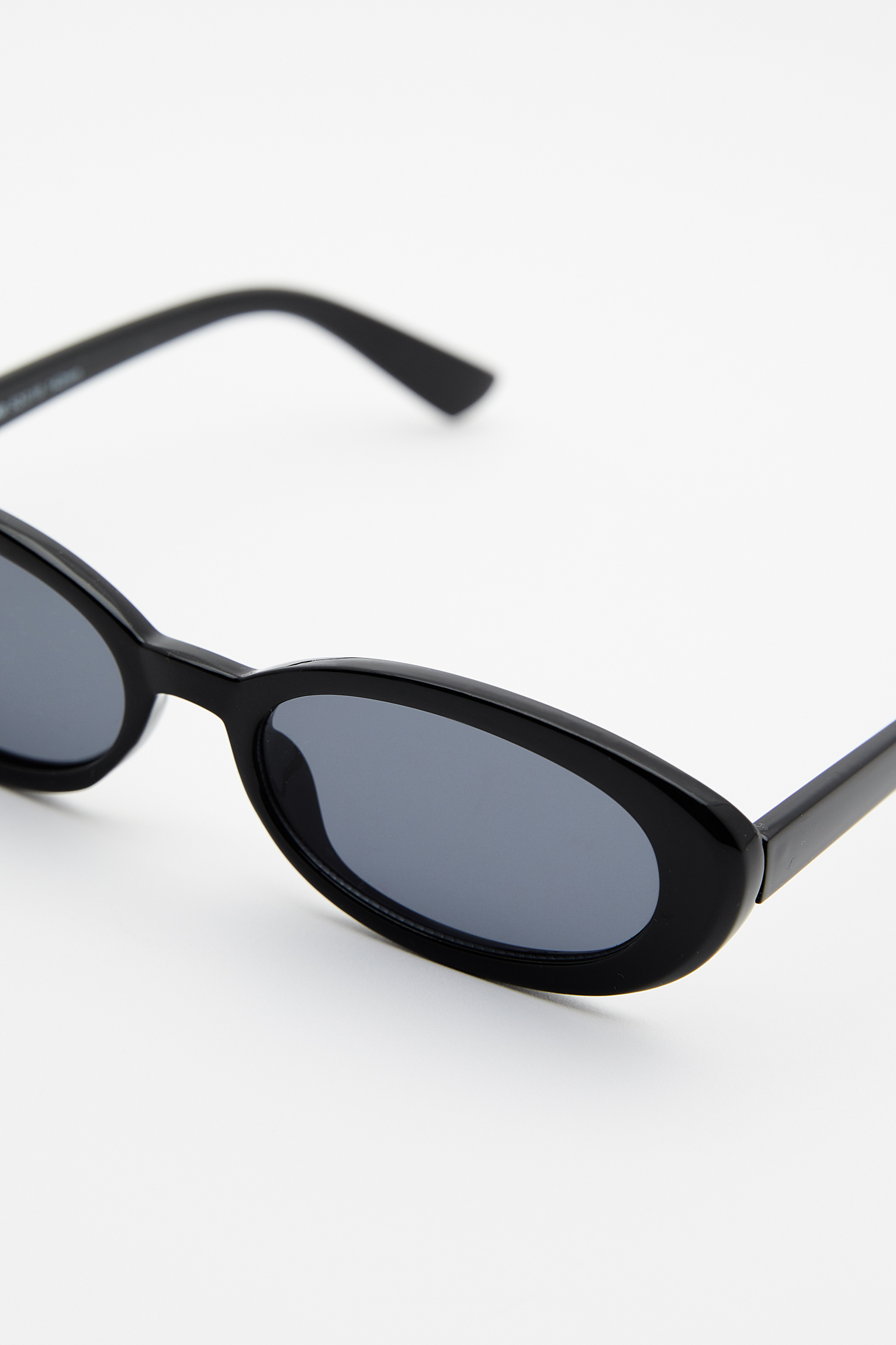 Ovale Sonnenbrille mit Kunststoffgestell - PULL&BEAR
