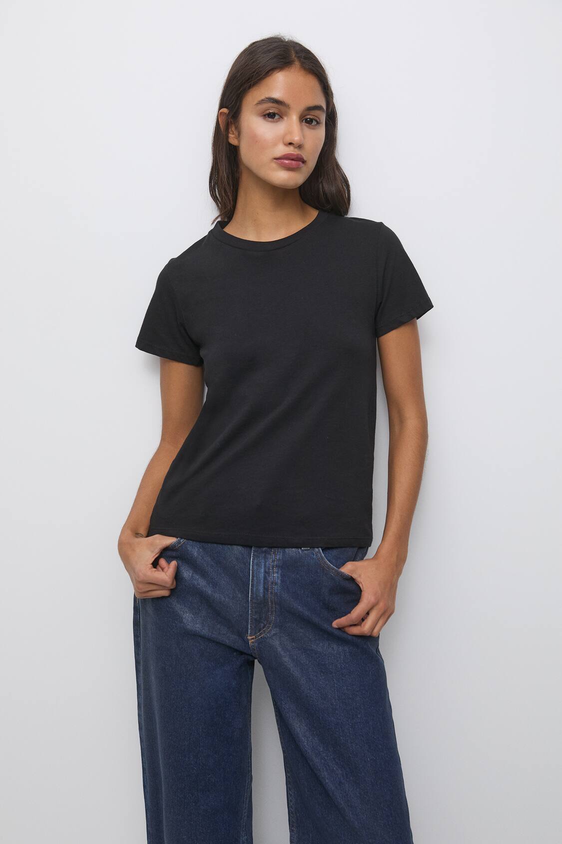 Short sleeve T-shirt with a round neck - Basics - Women