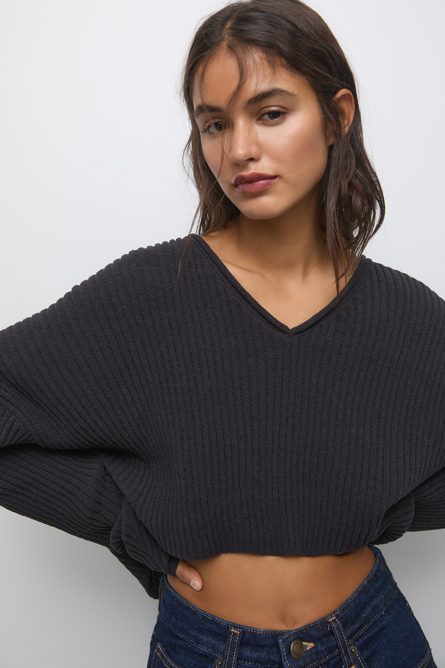 Cropped V-neck sweater - pull&bear