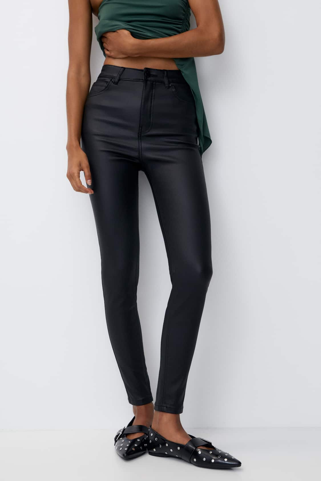 High-waist skinny trousers with a coated finish - PULL&BEAR