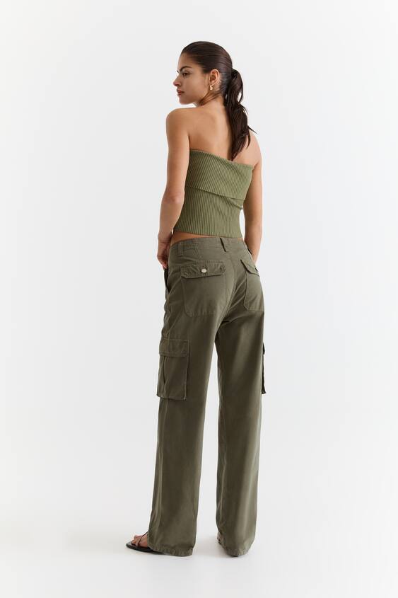 Pantalon cargo femme confortable et fonctionnel avec poches pratiques