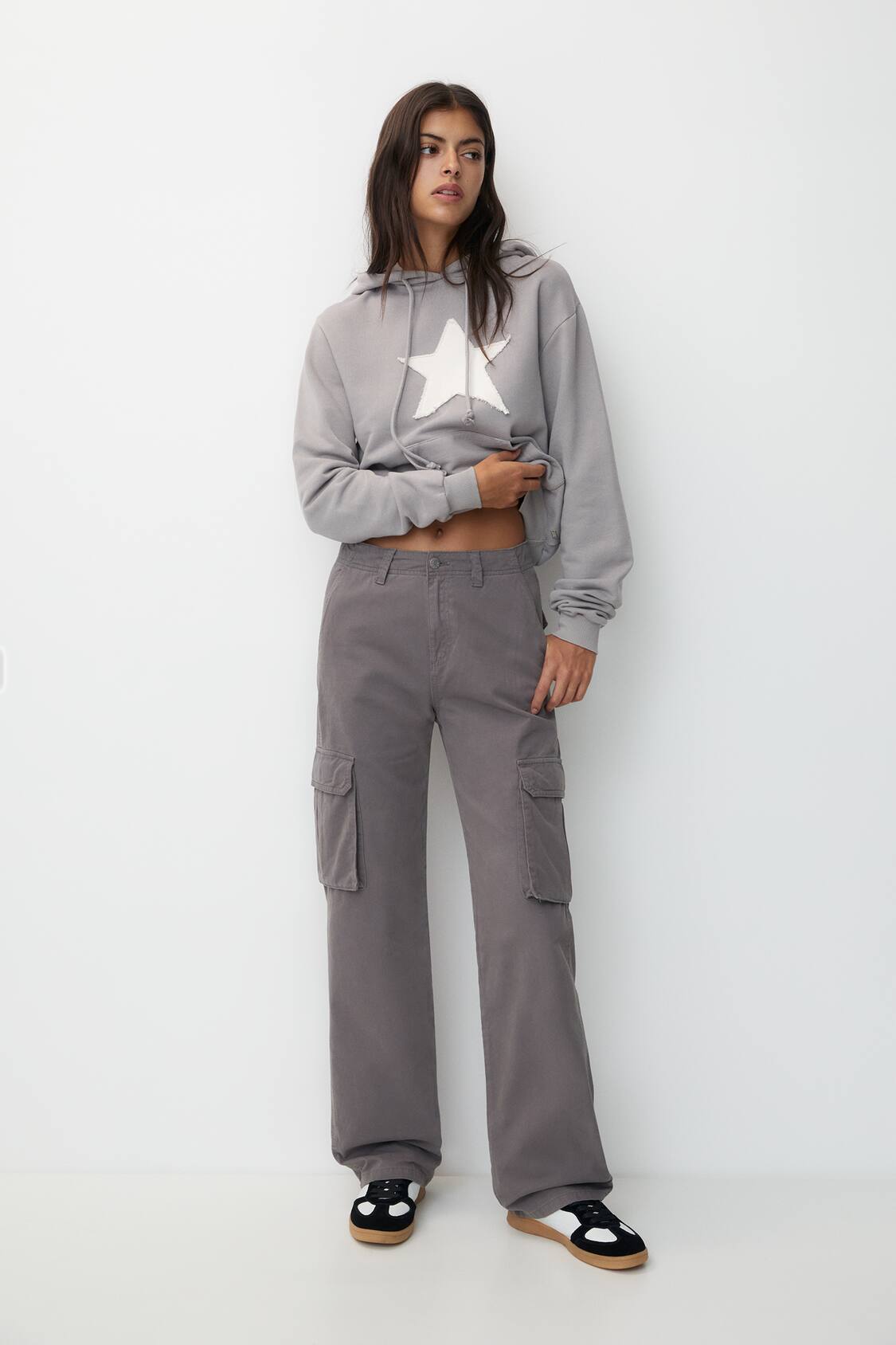 Todos los pantalones cargo de Zara y Pull & Bear que combinan a la  perfección con las sandalias anudadas en el bajo que están tan de moda