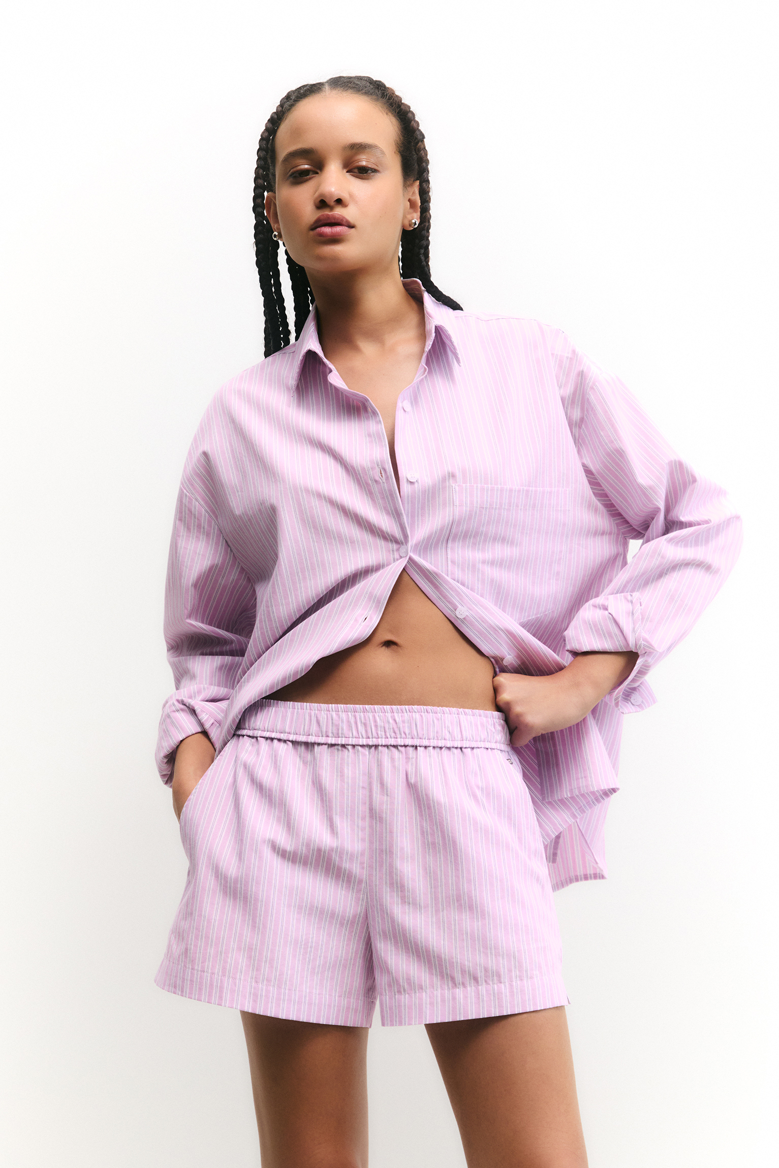 ¡Ofertas irresistibles! Consigue los pantalones cortos pijameros imprescindibles de Pull&Bear para este verano 2 Moncloa Conquista el estilo con los pantalones cortos pijameros de rayas de Pull&Bear