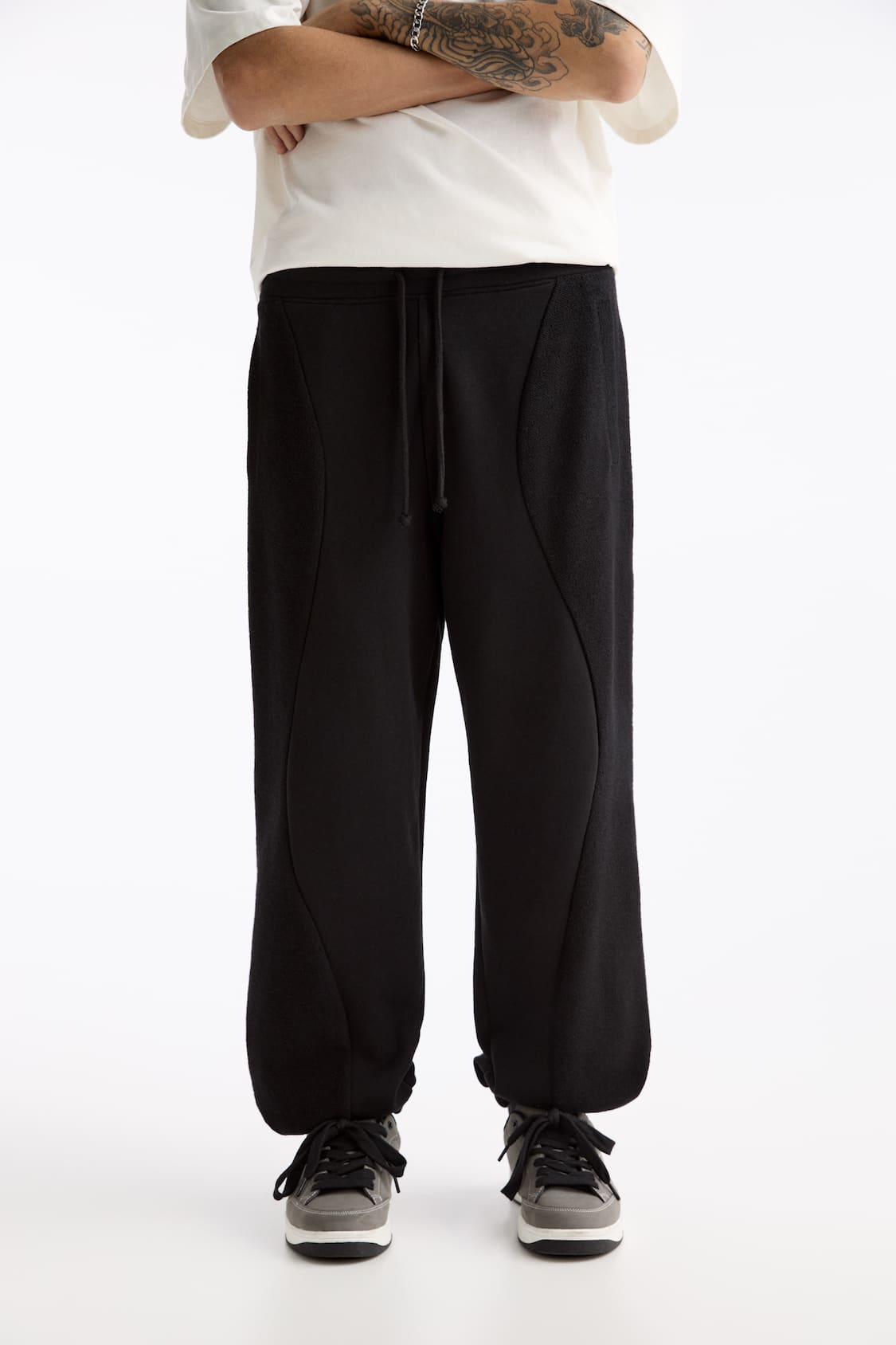 Black sweatpants with seam detail