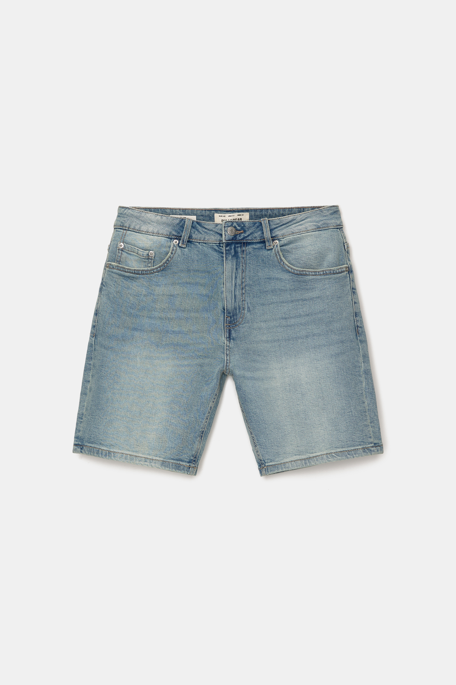 Prepárate para brillar este verano con los pantalones cortos vaqueros de Pull&Bear, la tendencia que lo inundará todo 8 Moncloa Disponible en tiendas y online