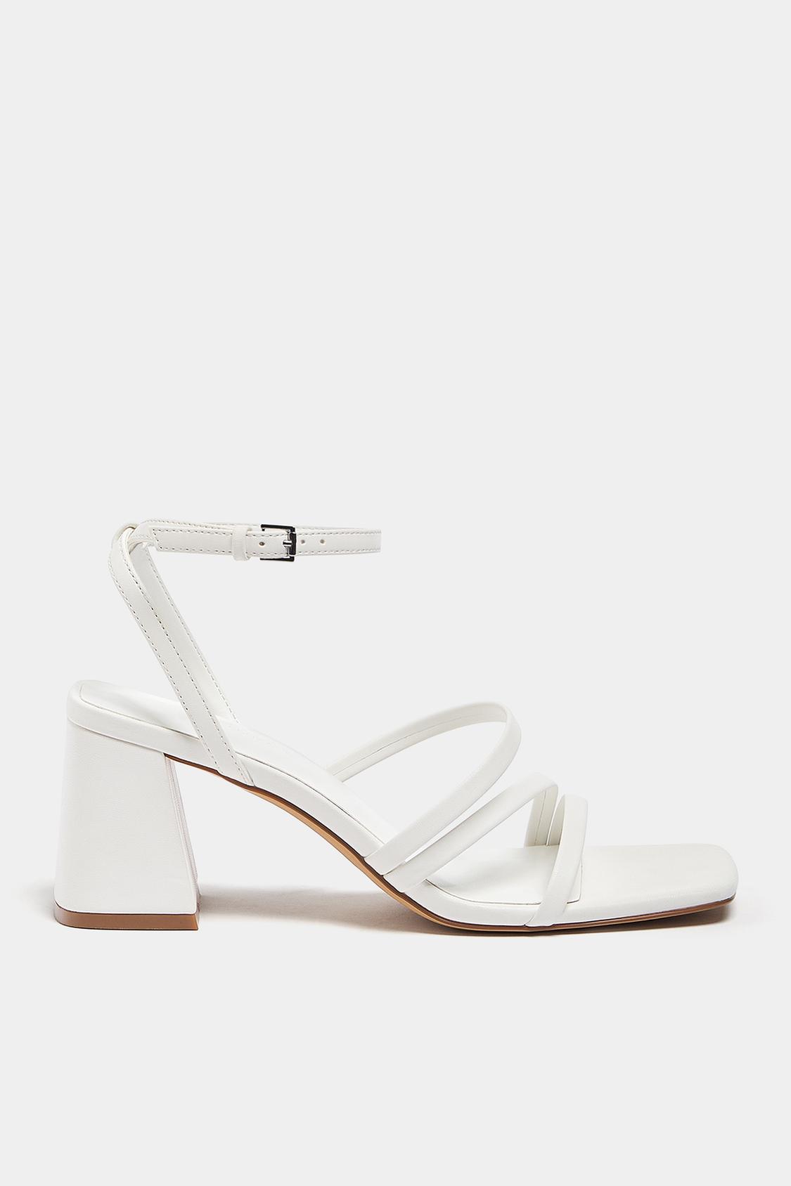 ¡Inspiración Dulceida! 6 tacones bajitos de Zara, Stradivarius y Pull&Bear que son tendencia y comodísimos 3 Moncloa Tacones bajitos para un verano confortable y elegante