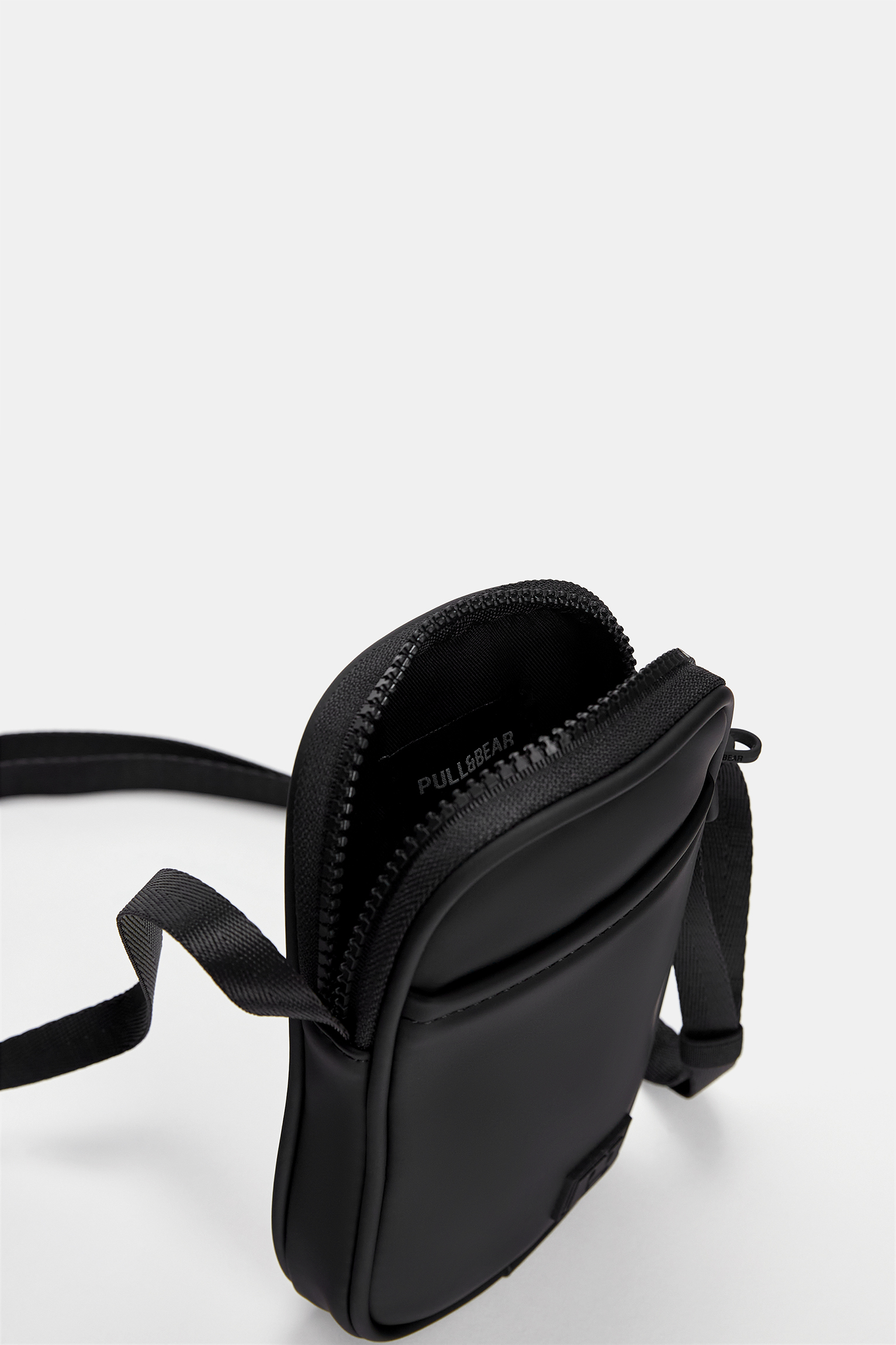 Rubberized phone bag - pull&bear