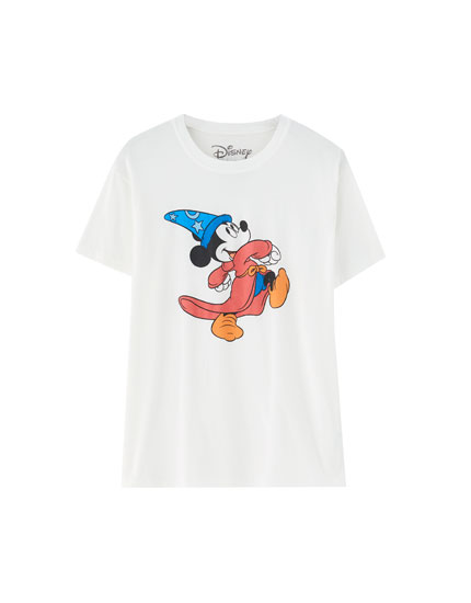 Outfits pull and bear mickey mouse t shirt older women, Denim jacket and hoodie outfit, how to wear a two button blazer. 