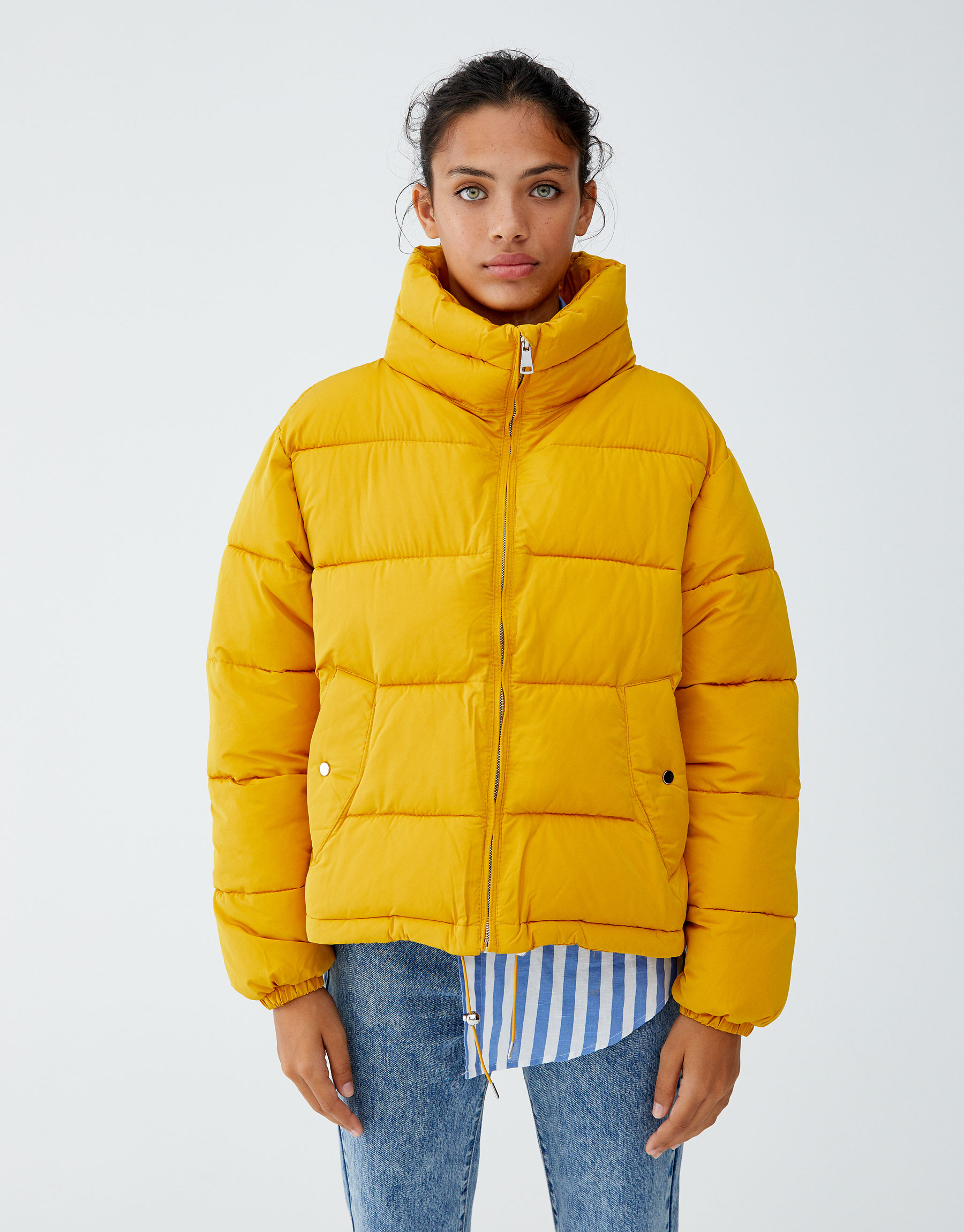 Quilted puffer jacket. Желтая куртка Pull and Bear.