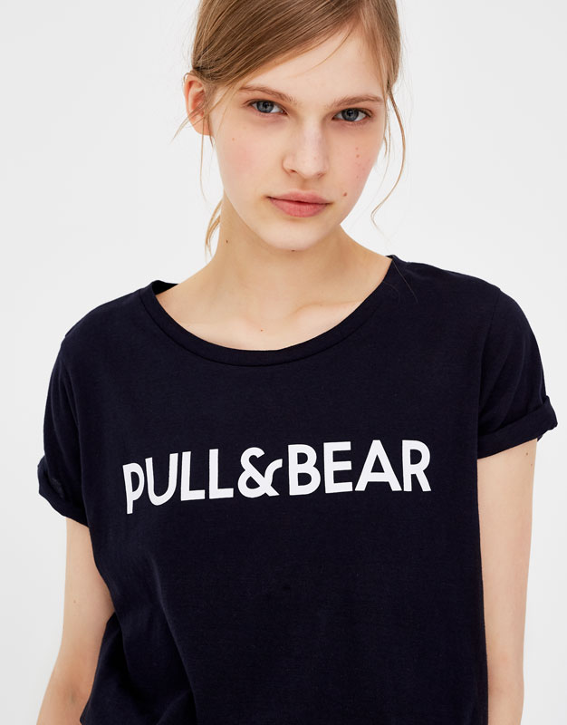 pull and bear logo t shirt