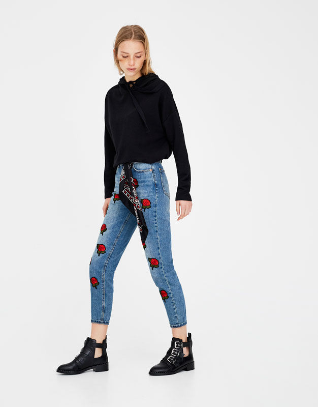 Mom-Fit-Jeans mit Rosenpatches , BLAU