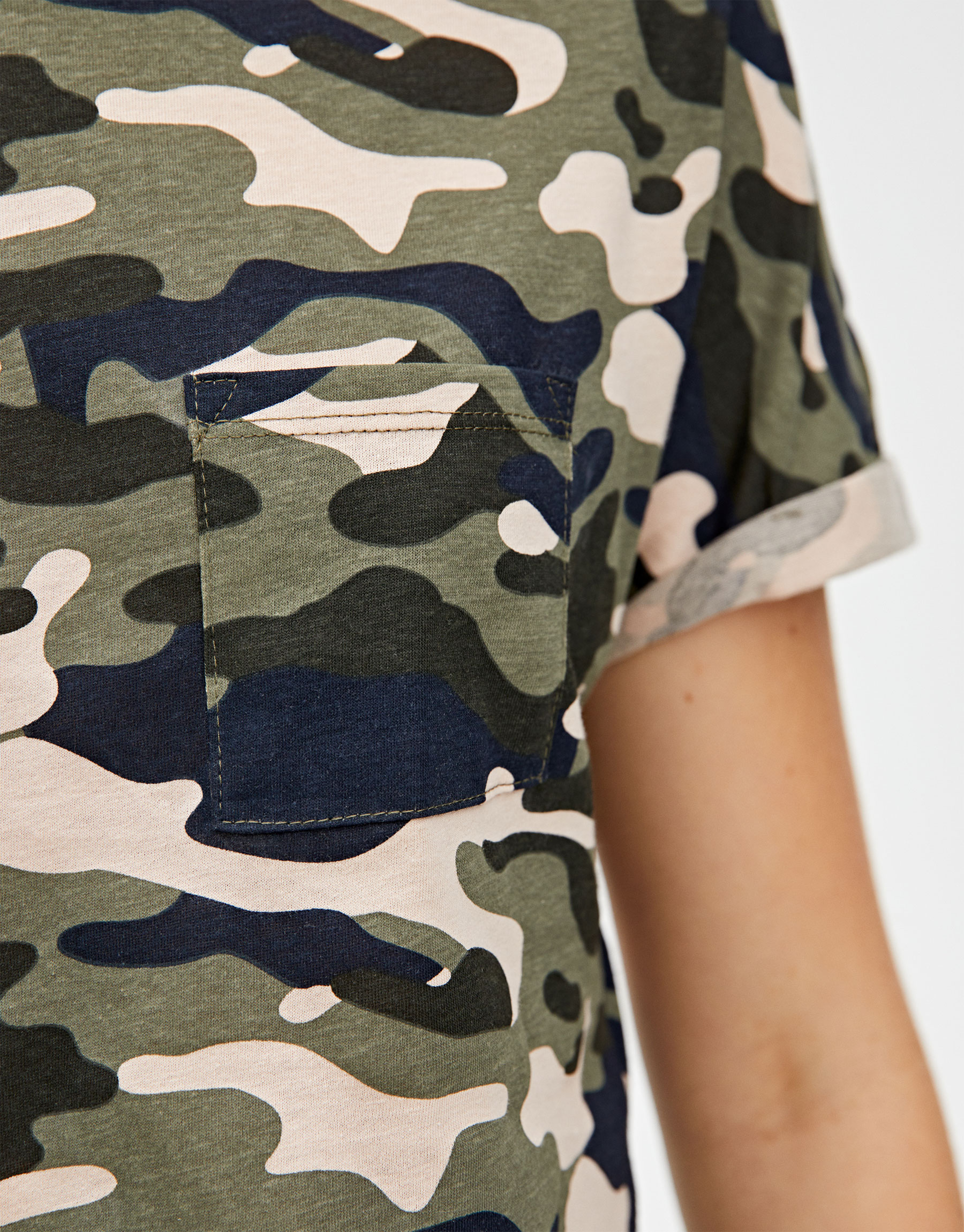 pull and bear army t shirt