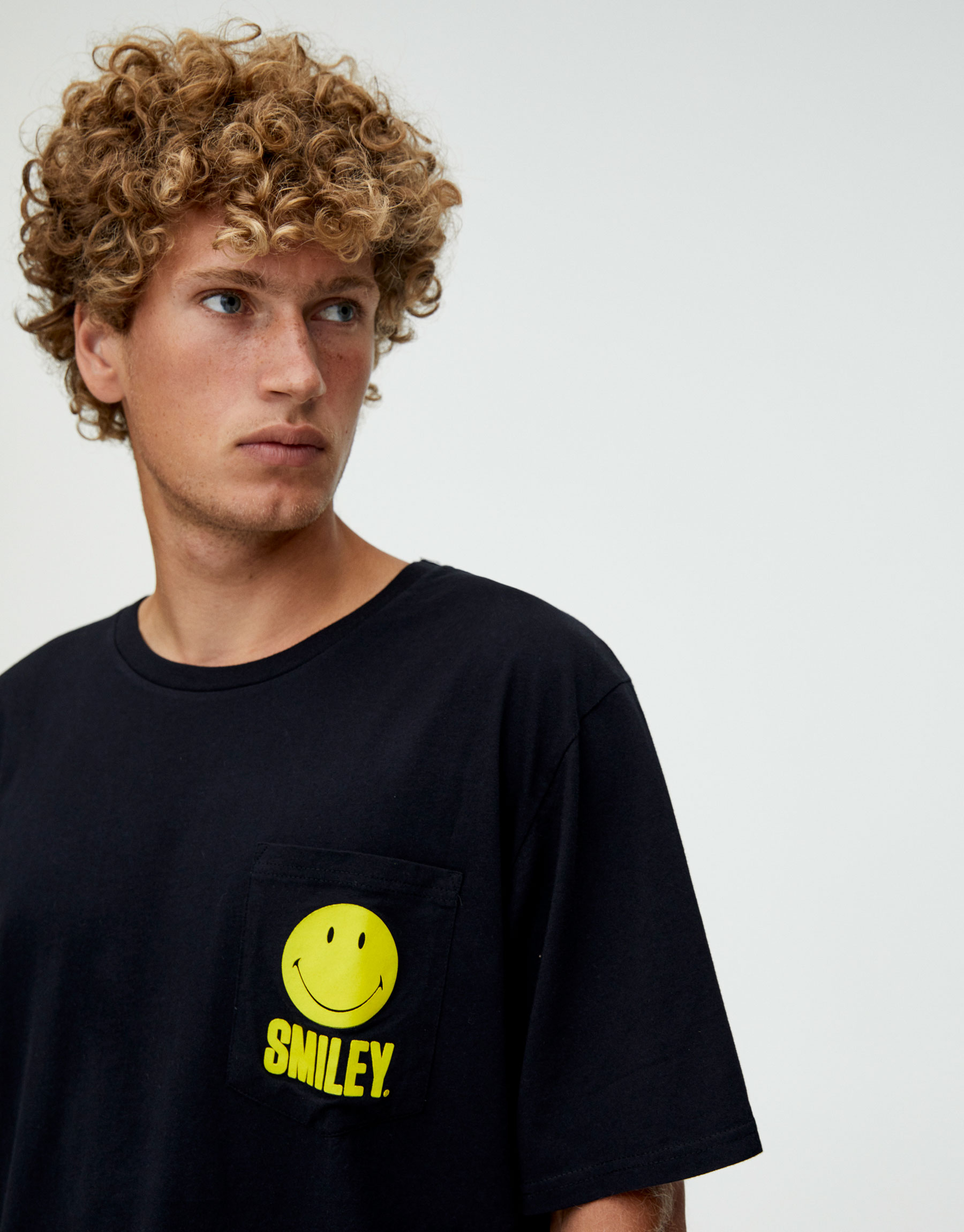 Pull \u0026 Bear - Black smiley illustration 
