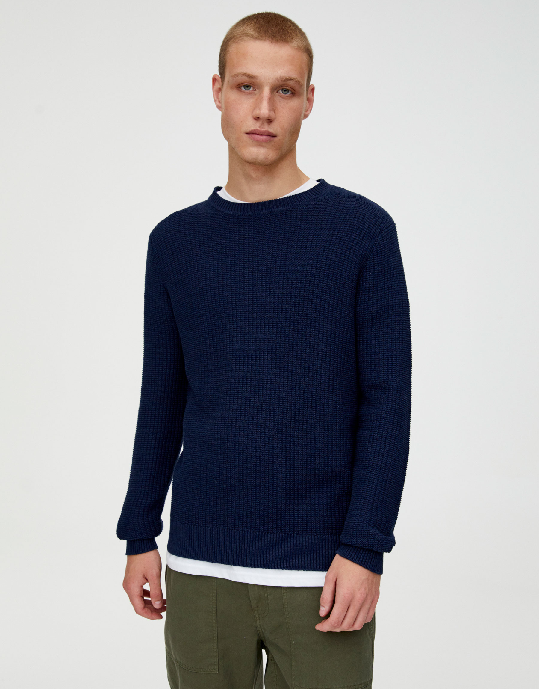 Pull bear голубое худи. Свитер pull bear. Джемпер с v образным вырезом. Синий свитер. Свитер pull bear коллекция 2017.