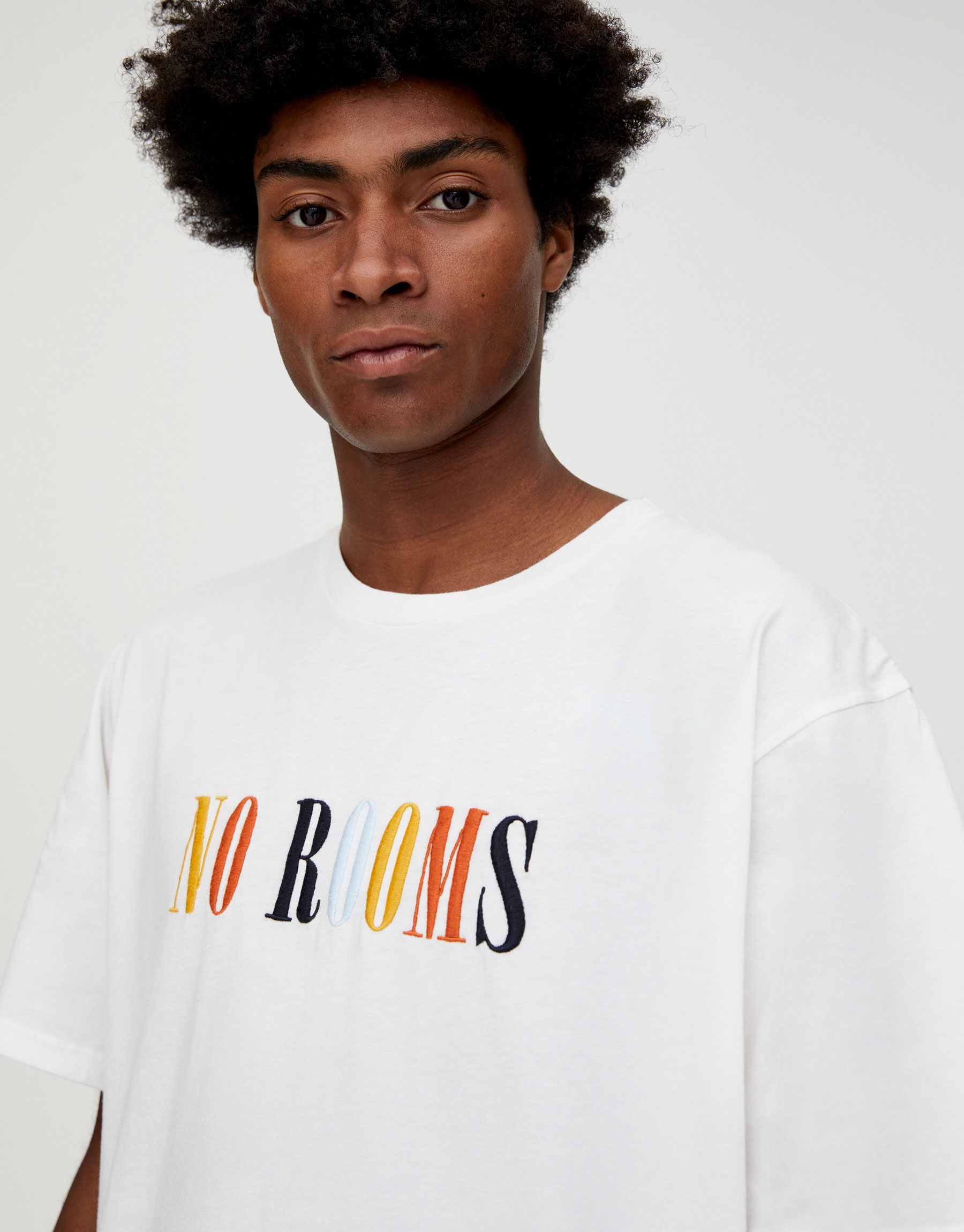 objetivo Automático Esencialmente Pull & Bear - Colorful “No Rooms” slogan T-shirt