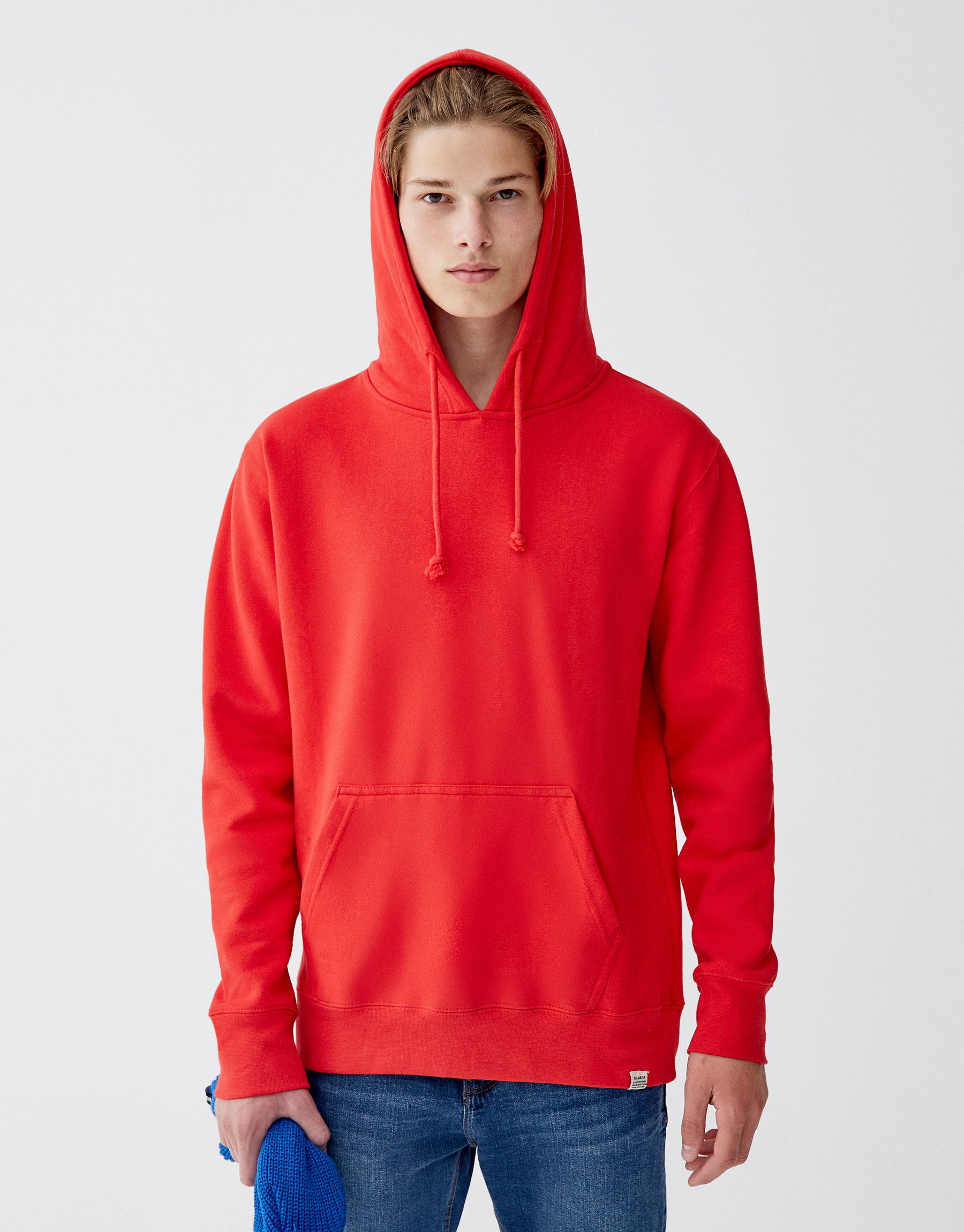 Red pull. Pull and bear красная худи. Pull and bear худи мужские красные. Red pull. Свитер pull bear.