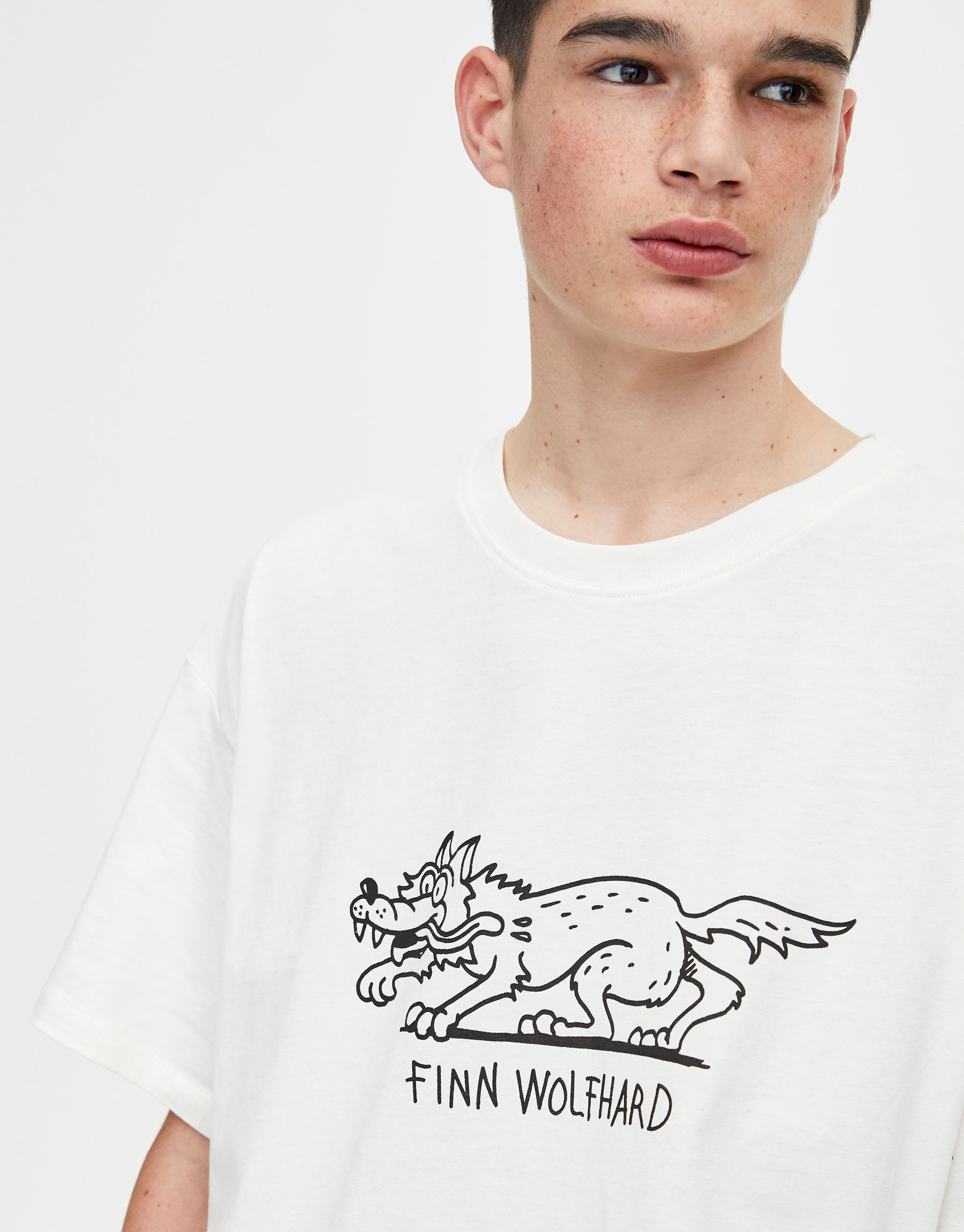 Pull & Bear Finn Wolfhard white T-shirt 11. 