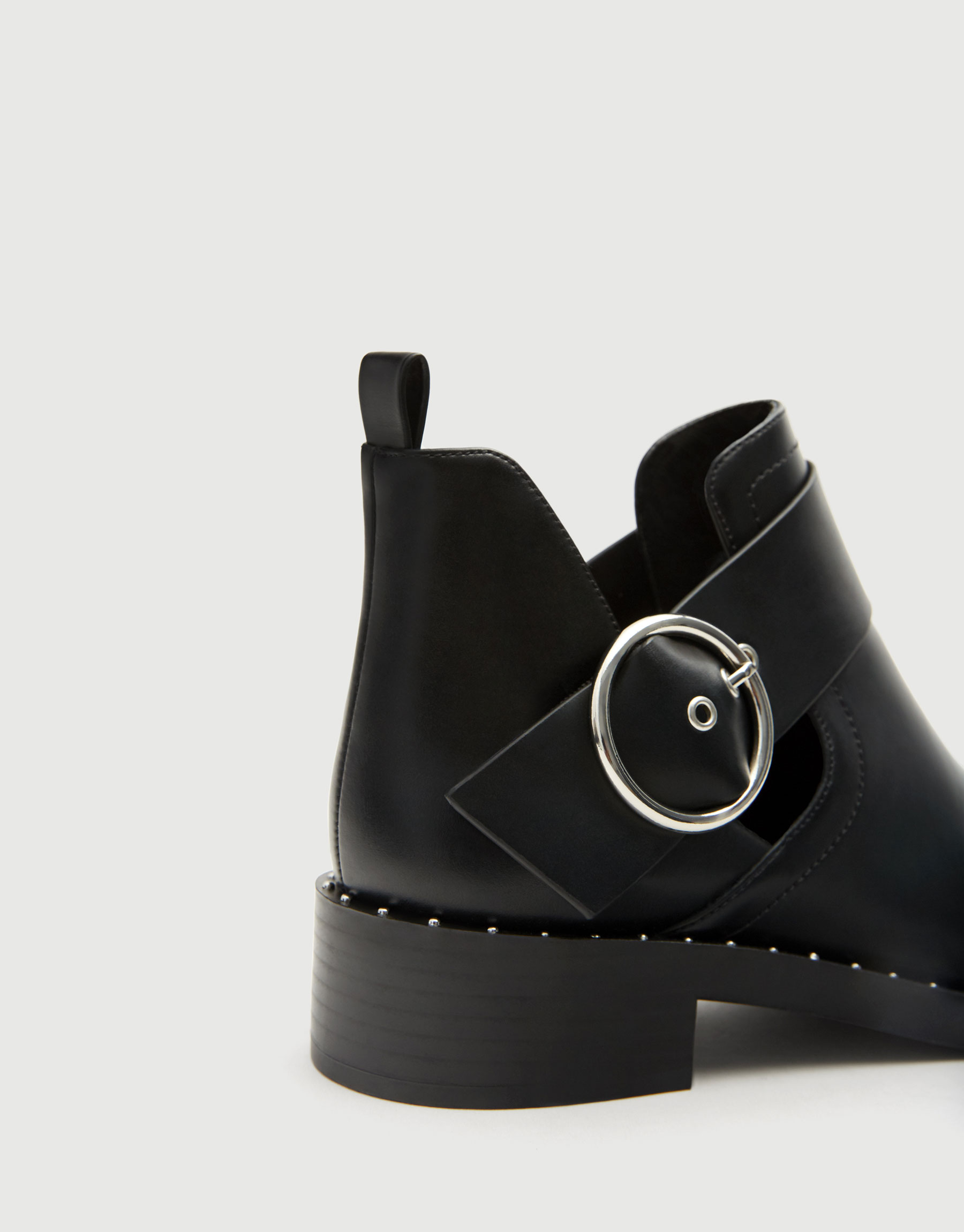 cut out boots pull and bear
