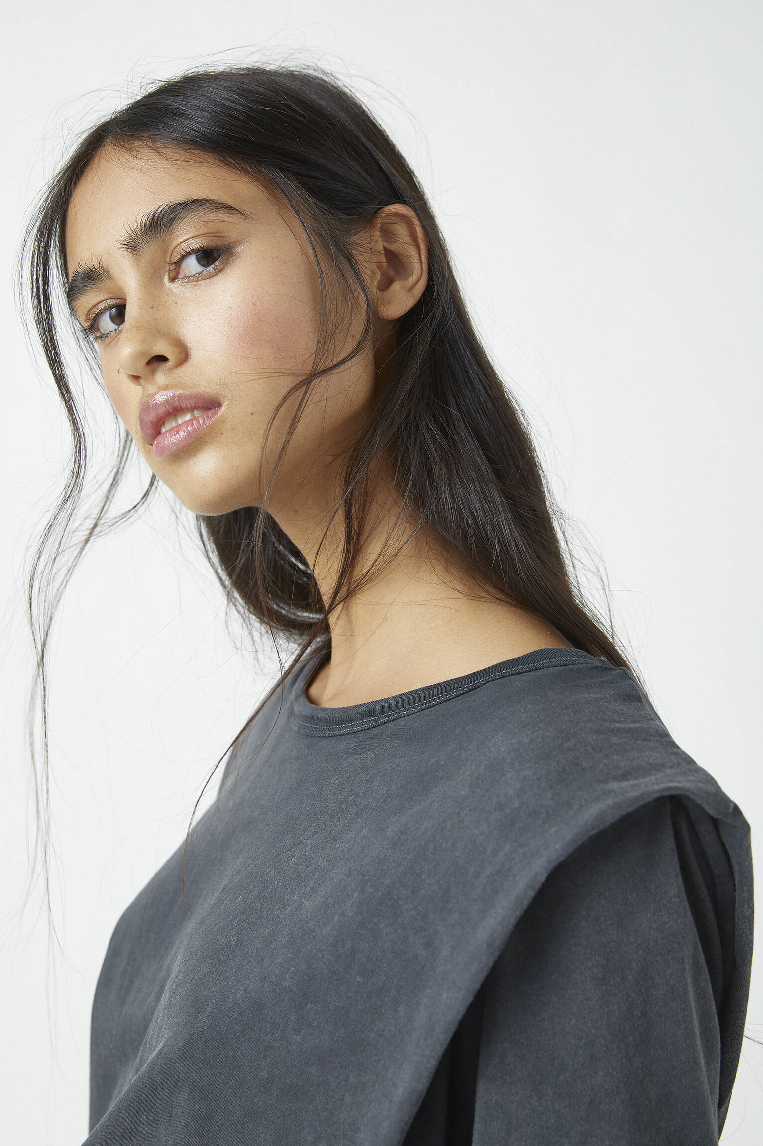 pull and bear t shirt epaulette