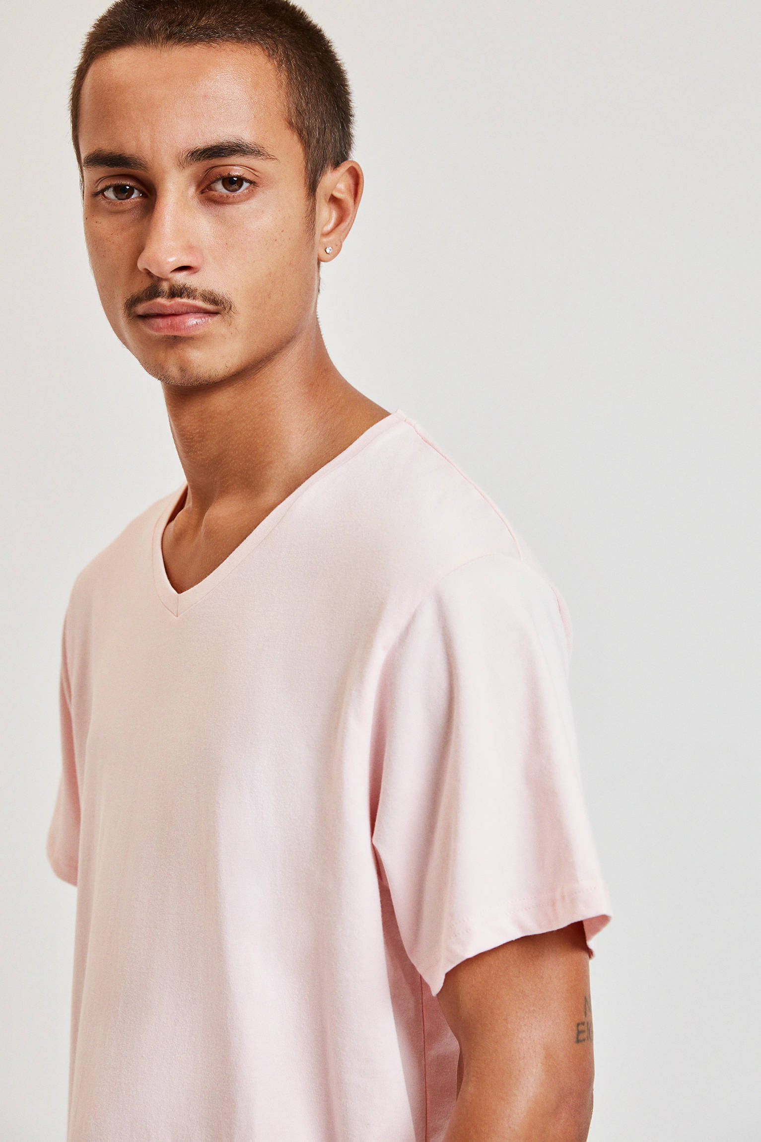 pull and bear v neck t shirt