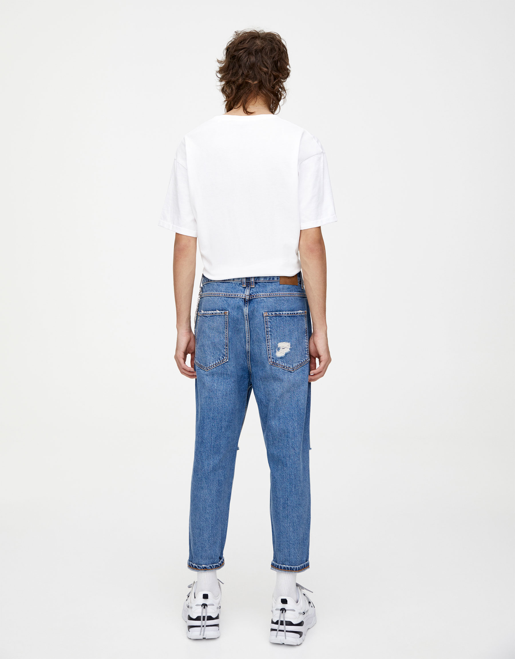 Pull & Bear - Relaxed fit ripped jeans with chain