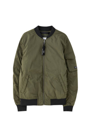 chaqueta verde pull and bear