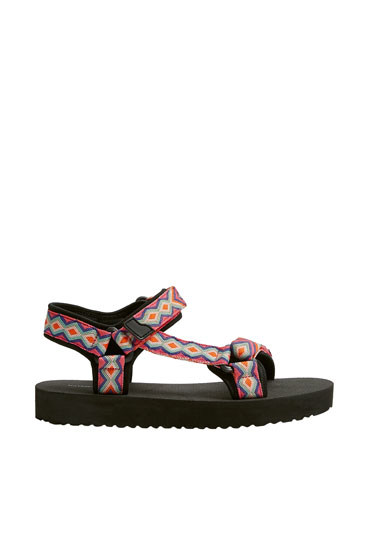 Flat sporty sandals with multicoloured detail - PULL\u0026BEAR