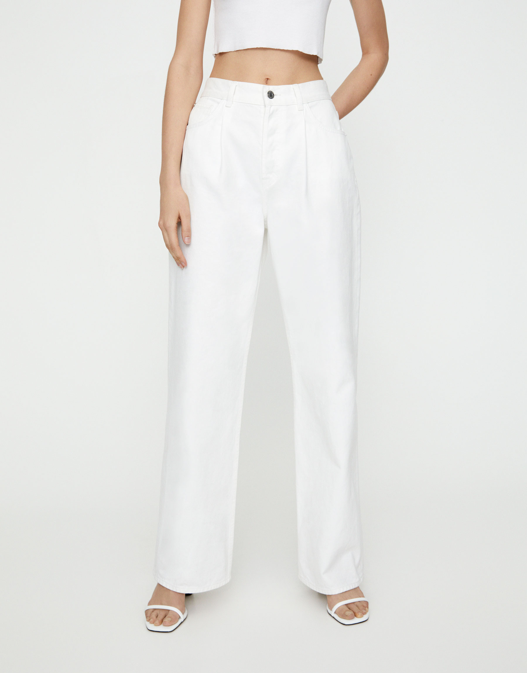 Straight white. Pull and Bear джинсы wide Leg. Белые джинсы Pull and Bear. Джинсы White Leg. Белые джинсы клеш Pull and Bear.