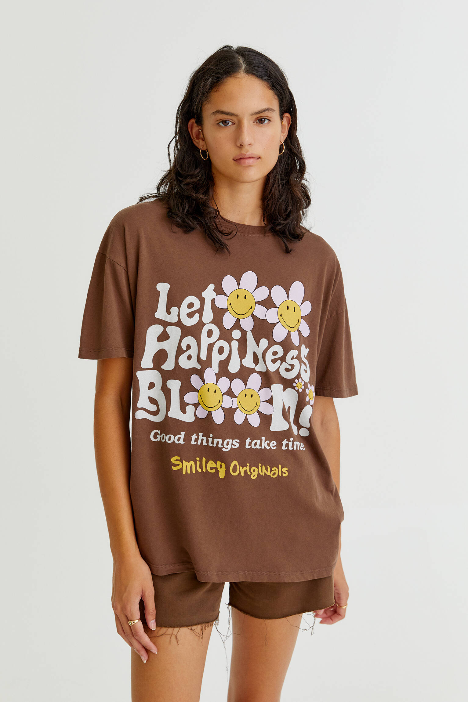 T-shirt with a graphic daisy print