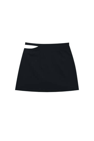 Μαύρη μίνι φούστα με λεπτομέρεια από άνοιγμα