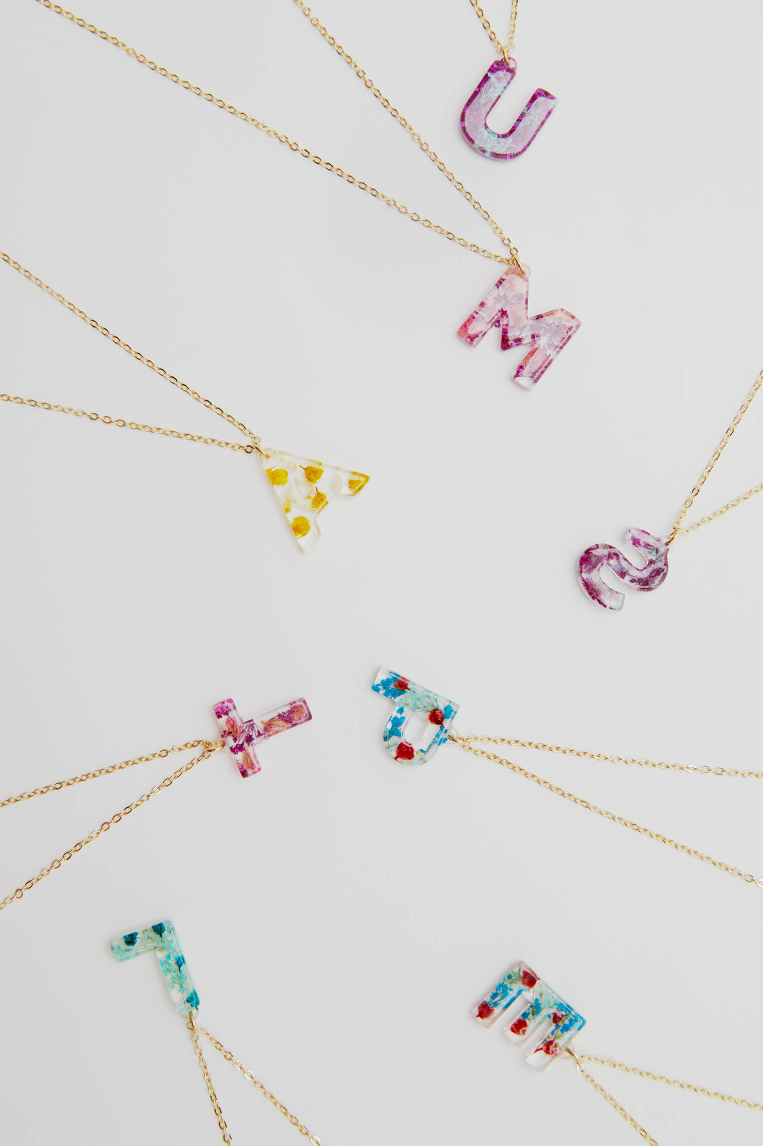 Pull & Bear Initial necklace with dried flowers