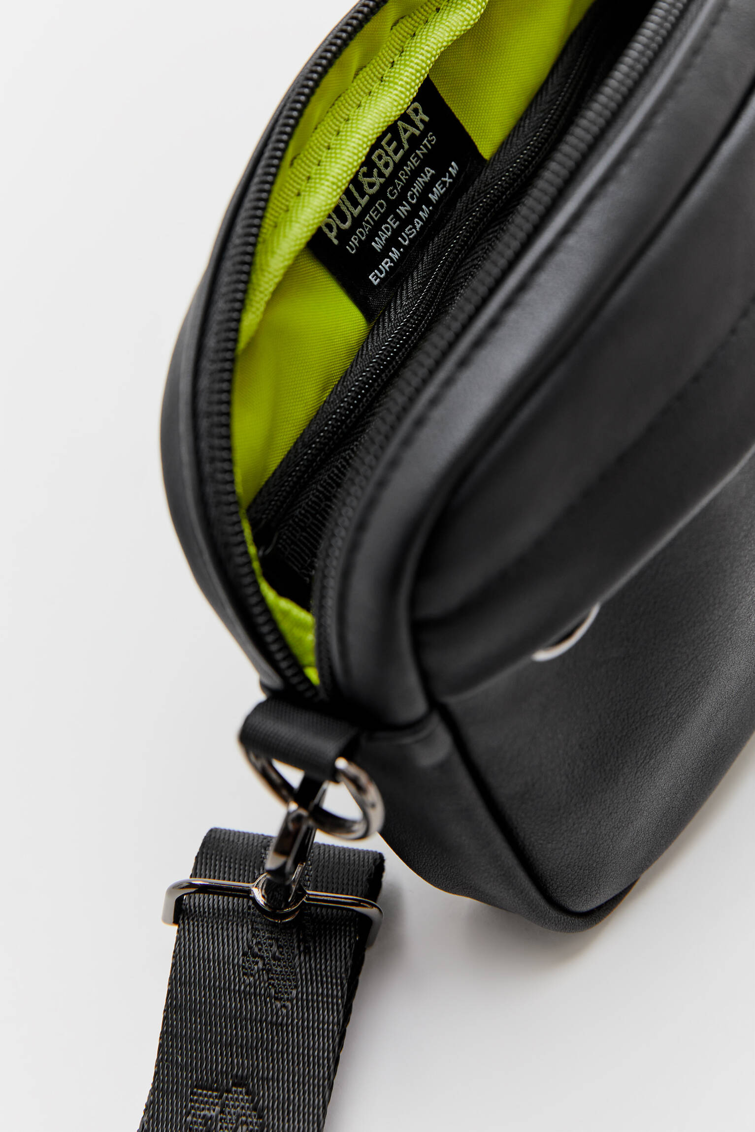 Pull \u0026 Bear - Bolsa cruzada negra polipiel STWD
