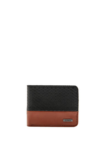 Basic contrast wallet with textured detail