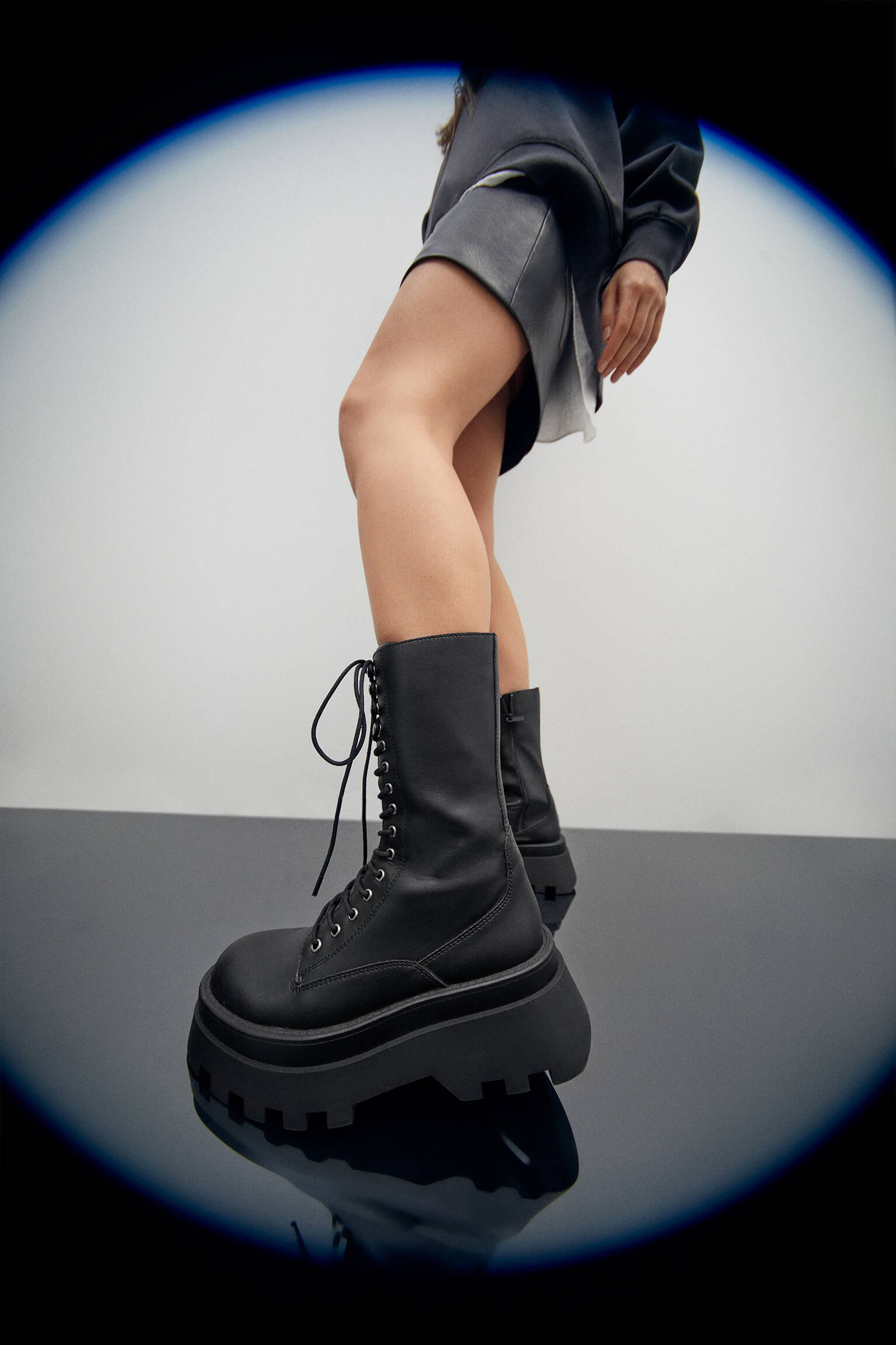 Pull \u0026 Bear - Bota acordonada suela track