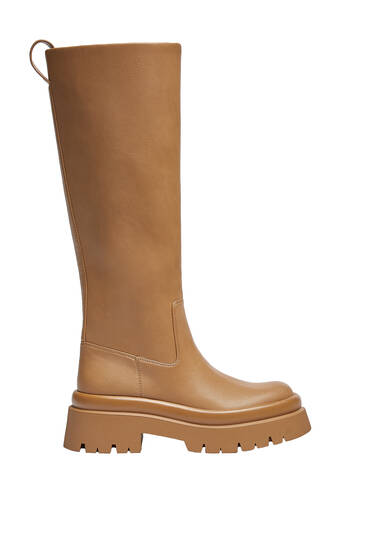 Low-heel track sole monochrome boots
