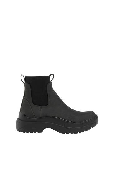 Contrast ankle boots with side gores