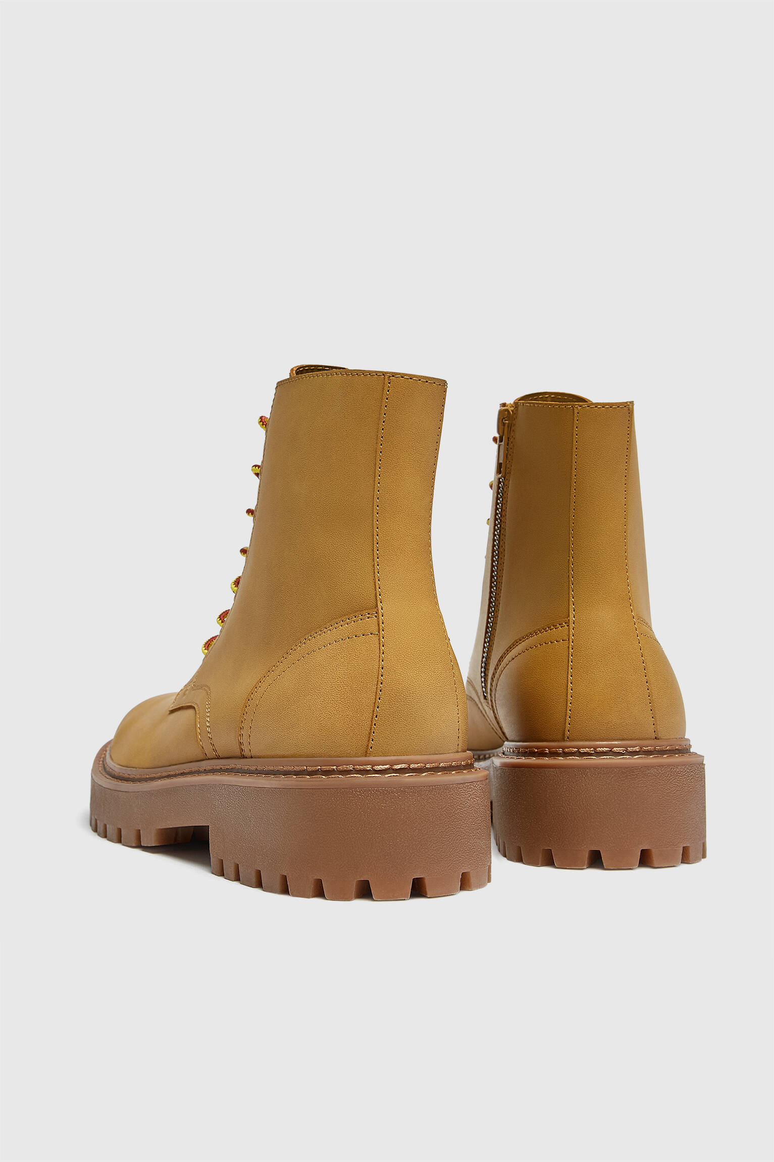 Pull \u0026 Bear - Bota acordonada suela track