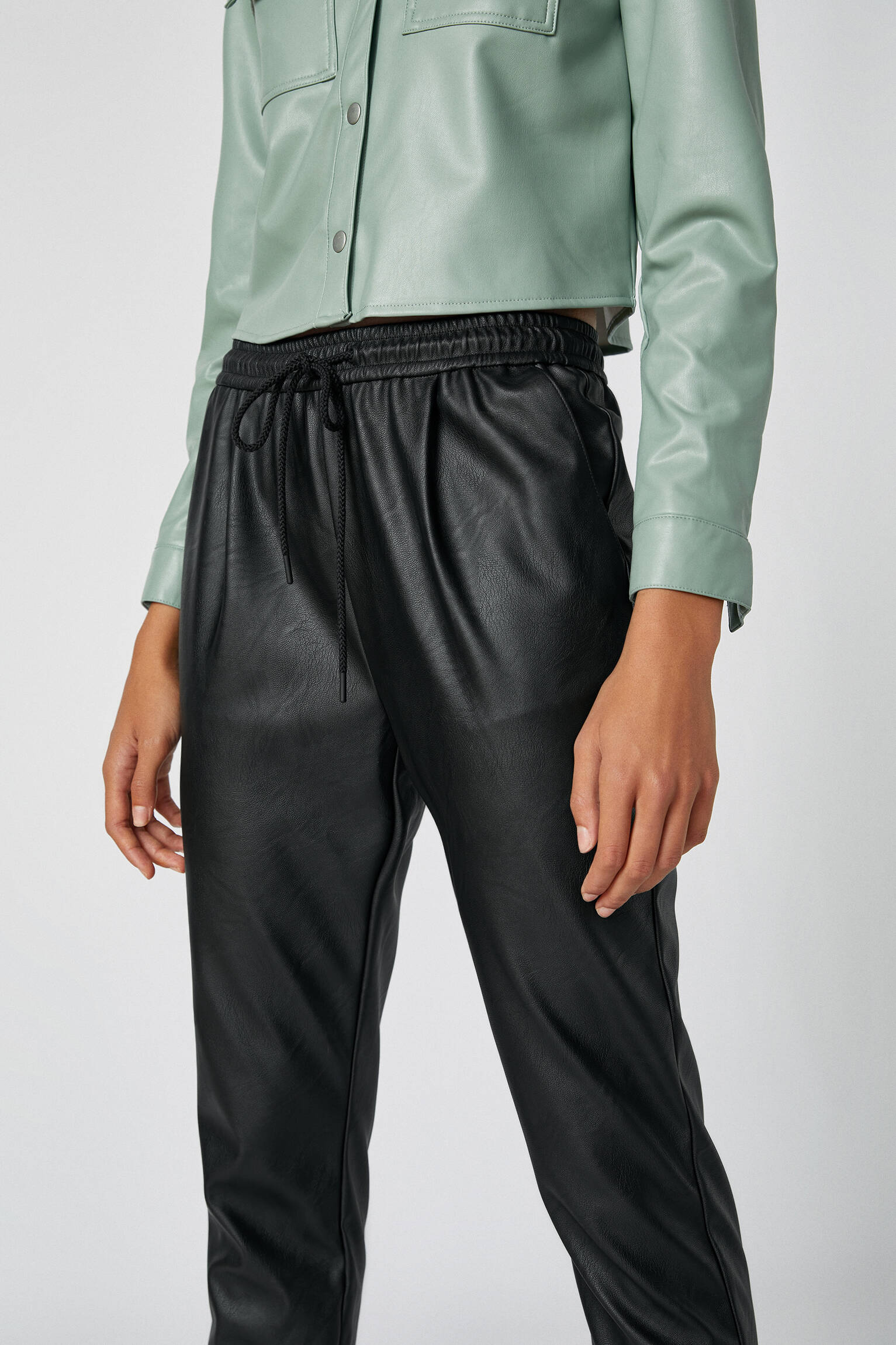 Modalite.net - Pull & Bear - Faux leather stretch jogging trousers
