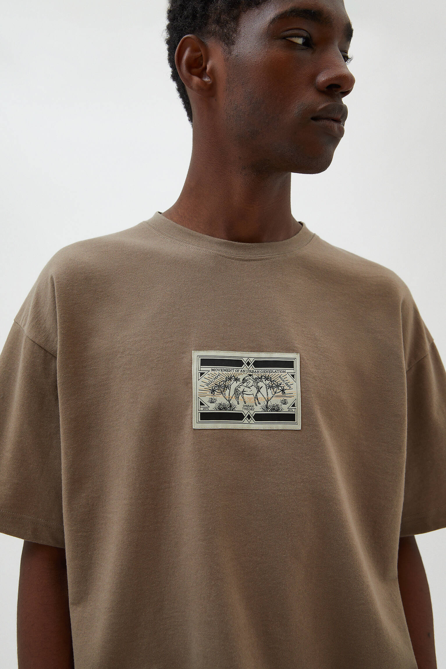 pull and bear brown t shirt