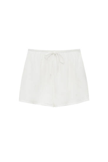 Weiße Shorts mit niedrigem Bund