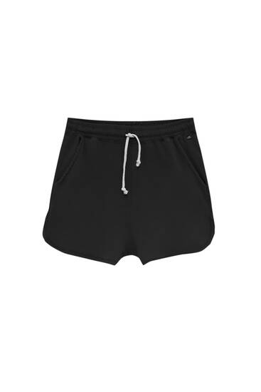 Basic shorts with elastic waistband and pockets