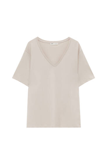 T-shirt with a V-neckline and short sleeves.