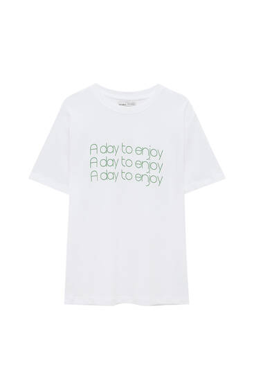 Basic colored T-shirt with contrasting slogan