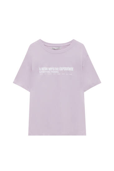 Basic colored T-shirt with contrasting slogan