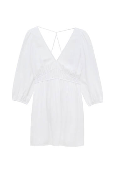 Krátké bílé šaty s odhalenými zády
