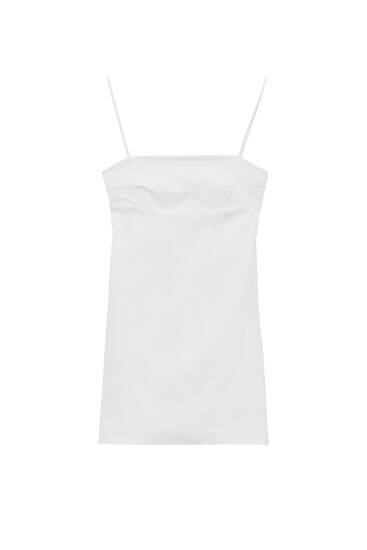 Κοντό λευκό φόρεμα με ίσιο ντεκολτέ