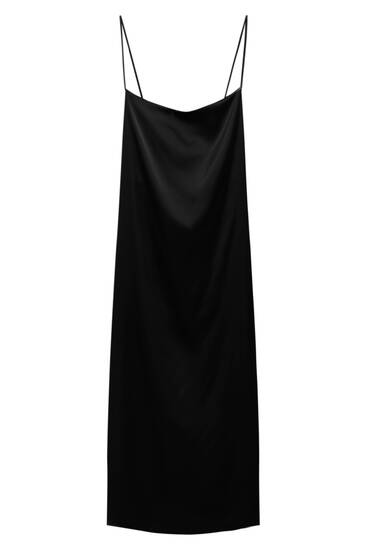 Satynowa sukienka średniej długości na ramiączkach