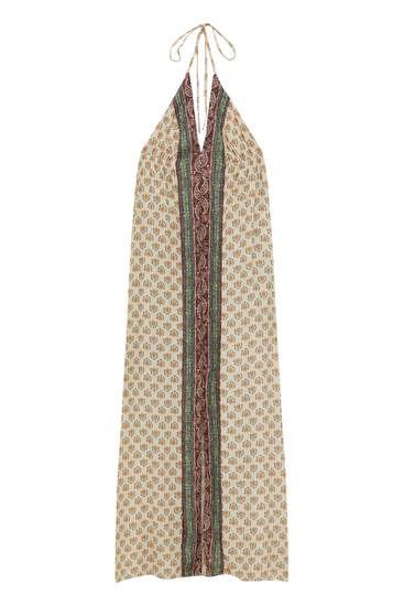 Długa sukienka z dekoltem halter i ozdobnym wzorem