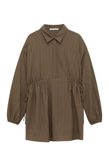 Shirt dress with elastic at the waist